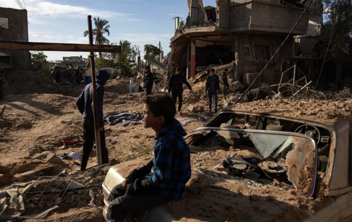 Palestinos inspeccionan los restos de edificios destruidos tras los ataques aéreos israelíes en Yan Yunis, en el sur de la Franja de Gaza. /  EFE-Haitham Imad