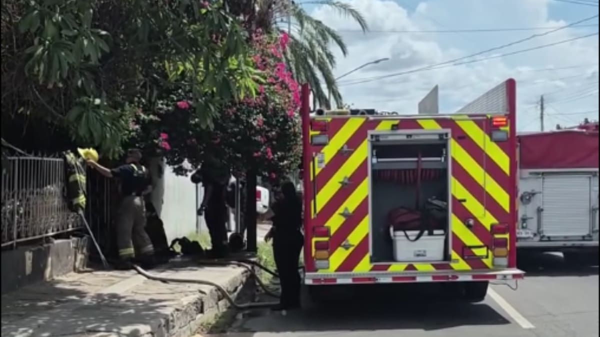 Bomberos de Hermosillo atendieron un incendio registrado en un domicilio abandonado de la colonia Olivares, que también afectó la vivienda contigua.