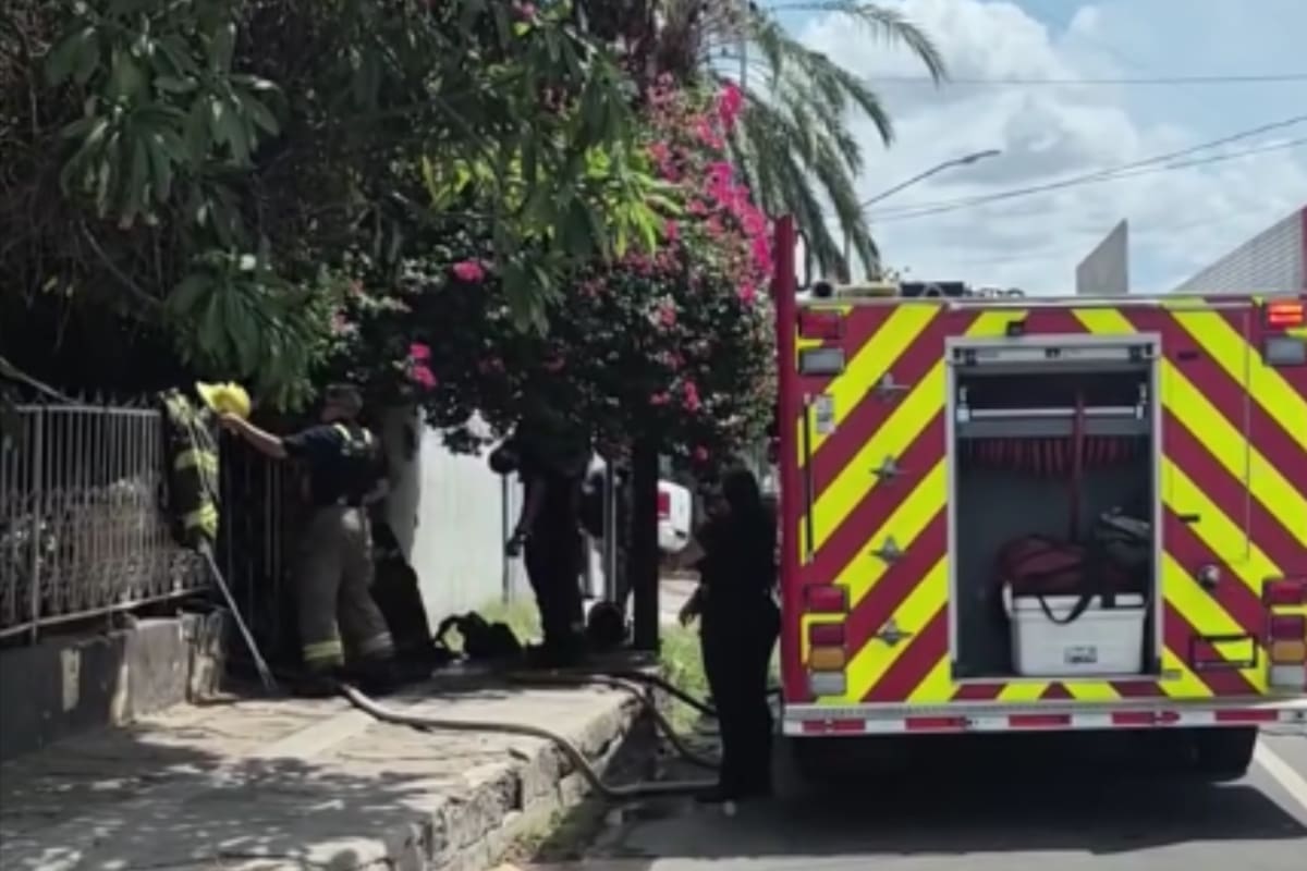 Incendio en casa abandonada afecta domicilio contiguo en Hermosillo