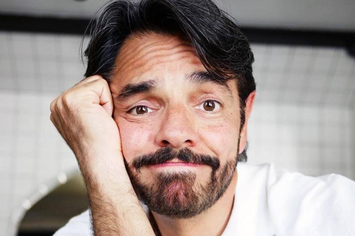 Eugenio Derbez se las ingenia para sustituir el papel de baño