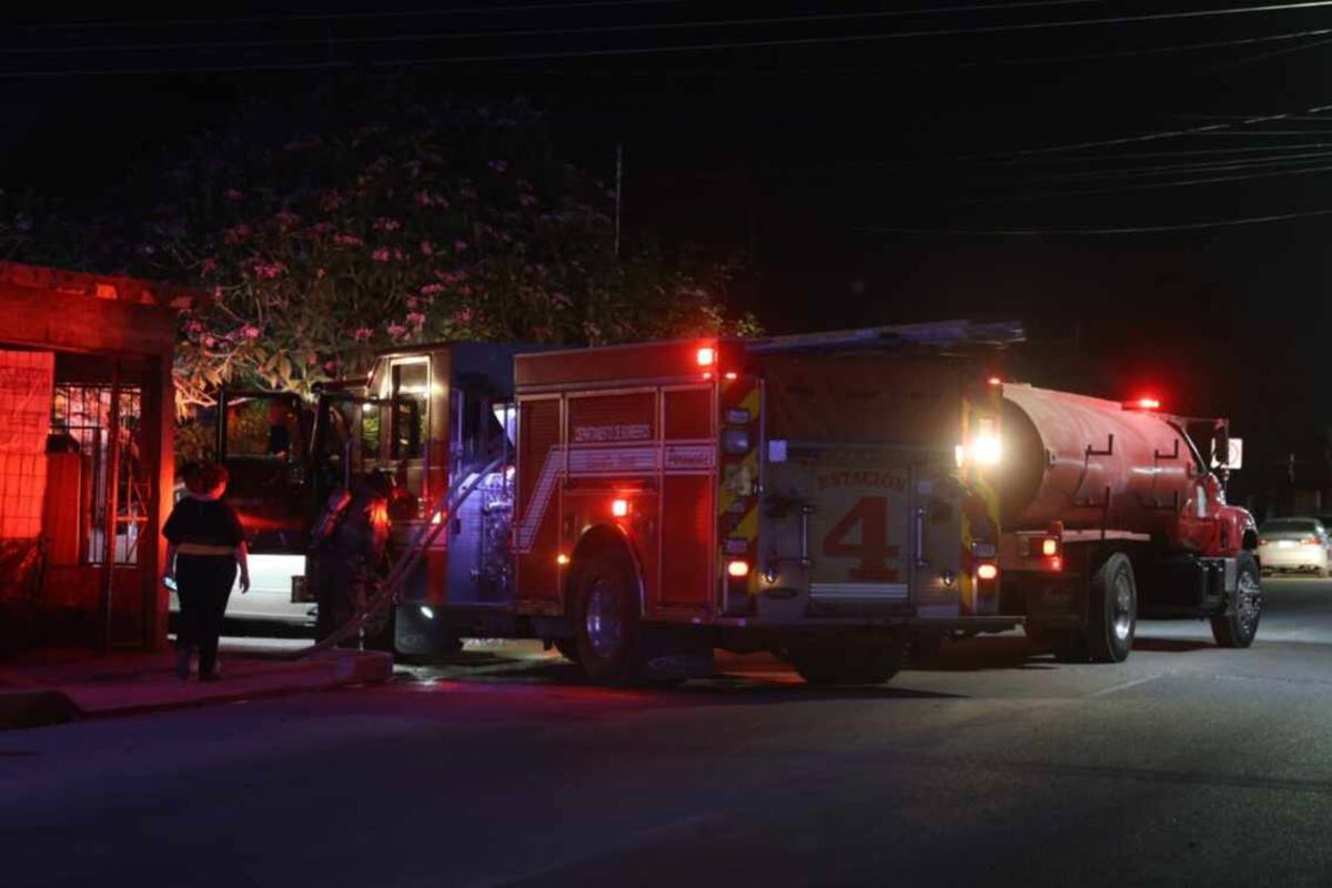 Bomberos de Hermosillo evitan la propagación del fuego en la colonia Sahuaro
