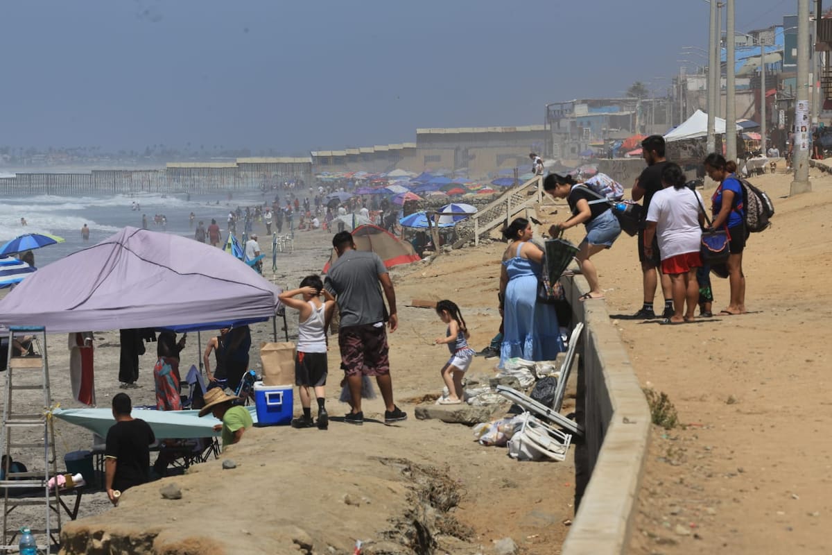 Así luce Playas de Tijuana durante el último domingo de vacaciones, con familias buscando escapar del calor antes del regreso a clases