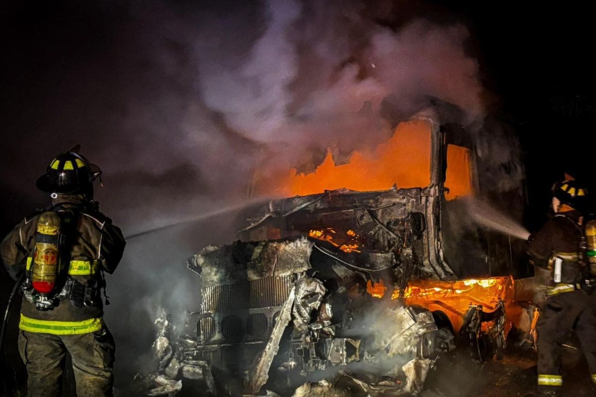 Rayo provoca incendio de un tractocamión en El Marqués, Querétaro