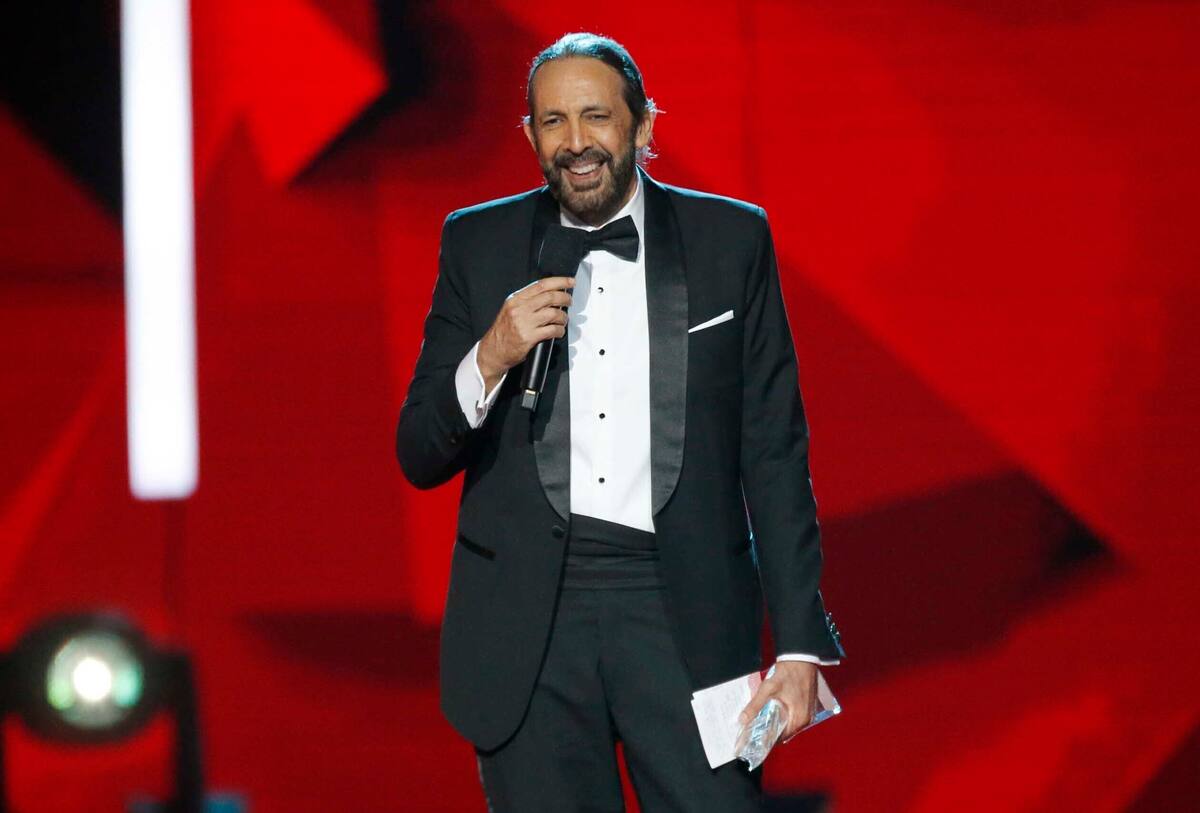 ARCHIVO - Juan Luis Guerra recibe el premio a la trayectoria durante la ceremonia de los Premios Billboard de la Música Latina el 25 de abril del 2019 en Las Vegas. Guerra lanzó el mes pasado "Privé", un EP de cinco canciones con dos nuevas canciones y nuevas versiones de tres de sus clásicos. (Foto por Eric Jamison/Invision/AP, Archivo)