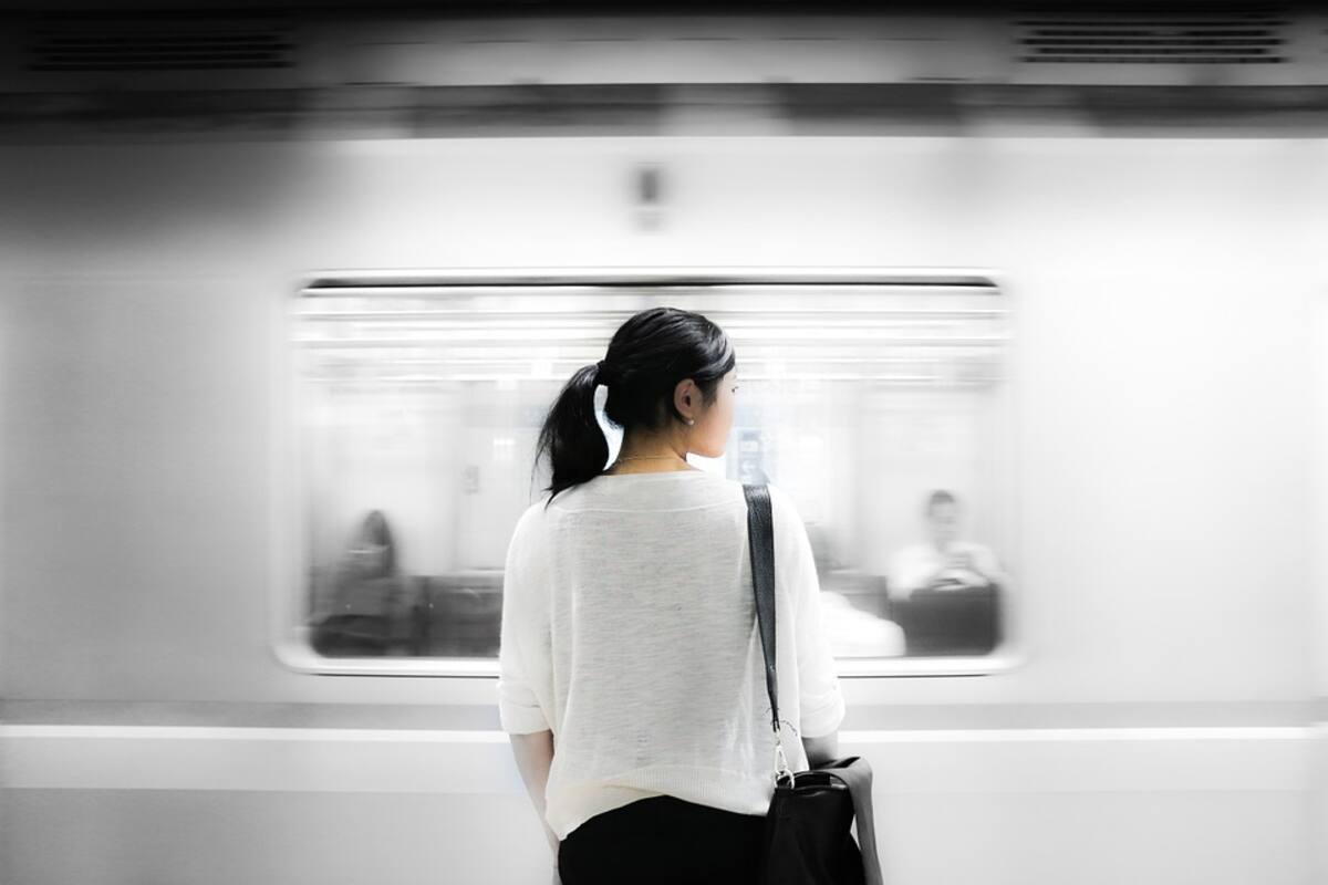 Mujer muere tras caer en las vías del metro en EU