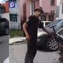 “¿Por que te la llevas? Por ratero: Mujer persigue un sujeto en su carro pues se robo una maceta de ella