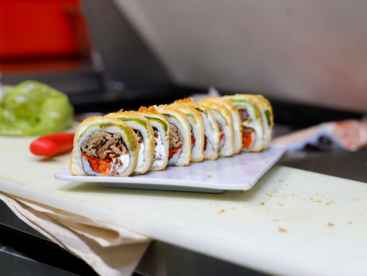 La preparación del sushi en Mexicali ha evolucionado para incorporar ingredientes como carne asada, cheetos, queso y chiles regionales, adaptando un platillo japonés al gusto mexicano. Foto: Juan J Morales.