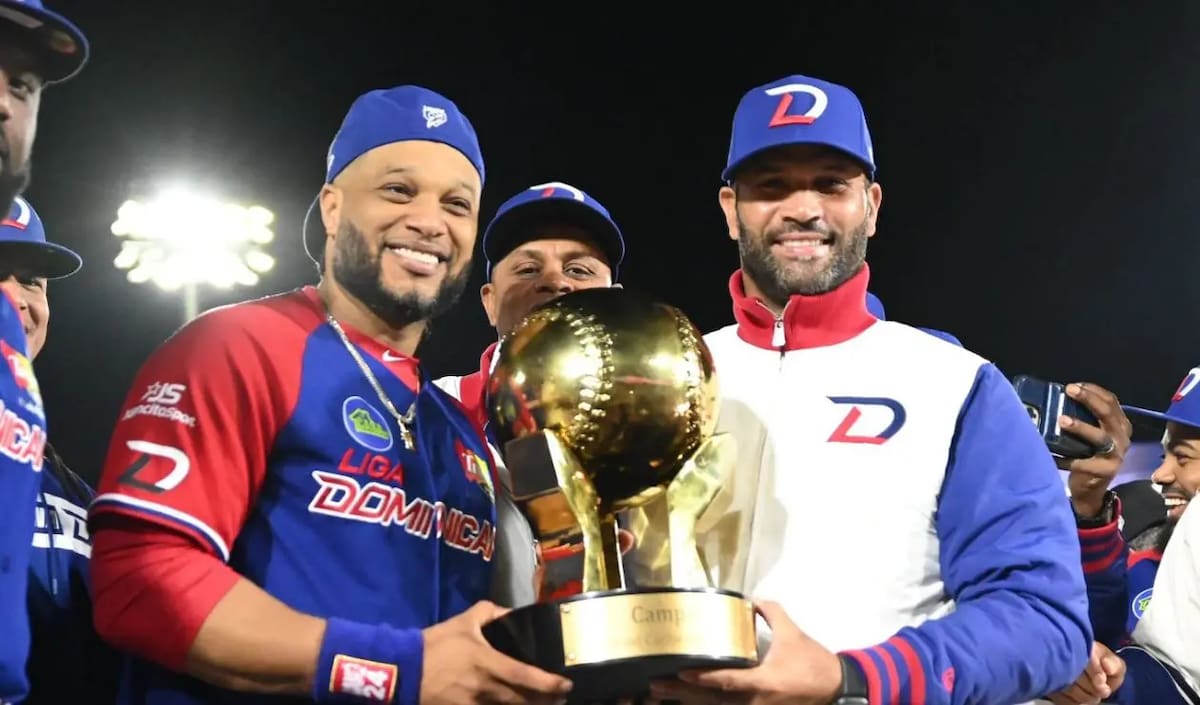 Albert Pujols (manager) y Robinson Canó (capitán) levantan el trofeo de campeón de la Serie del Caribe 2025 con el equipo de República Dominicana. (Foto: Archivo GH)