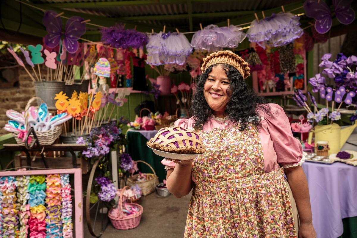 Los platillos más dulces incluyen una tarta crujiente de queso y moras, una tarta vegana de chocolate blanco y moras, y un sándwich de helado de moras.