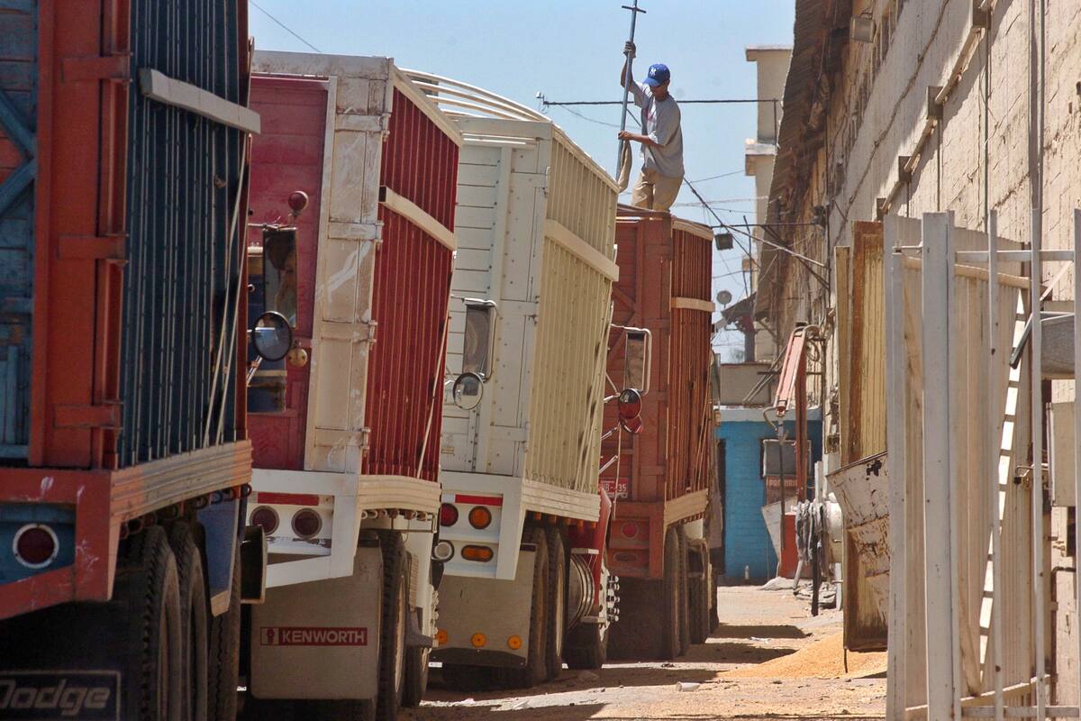 Buscan transportistas una solución ante bloqueos de carreteras por Yaquis
