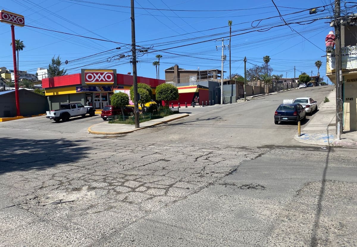 Aunque hay zonas que están en buen estado, especialmente en el “centro” de la Francisco Villa, aquellos habitantes que están en puntos alejados deben “esquivar” los baches para transitar.