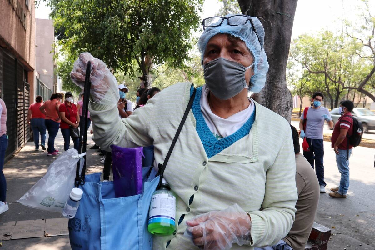 Nadie llora porque alguien dijo que las lágrimas son contagiosas, personas afuera de hospital