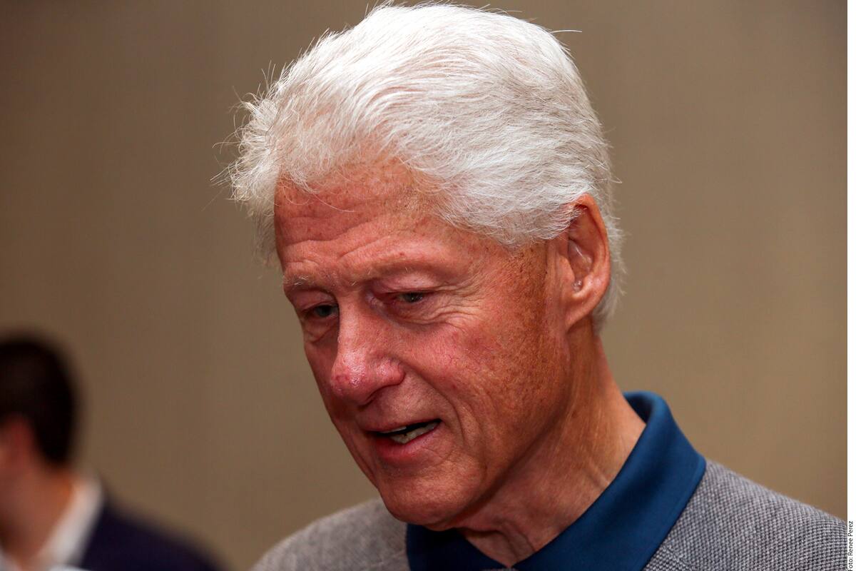 Revelan fotos de víctima de Epstein dando masaje a Bill Clinton