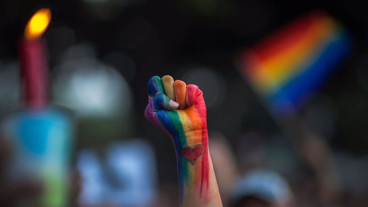 Una ofensiva contra la comunidad LGBT+ sacude Turquía luego de que la policía irrumpiera en bares, oficinas y domicilios y organizaciones denunciaran decenas de detenciones bajo una campaña para proteger la familia tradicional