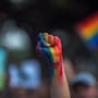 Una ofensiva contra la comunidad LGBT+ sacude Turquía luego de que la policía irrumpiera en bares, oficinas y domicilios y organizaciones denunciaran decenas de detenciones bajo una campaña para proteger la familia tradicional