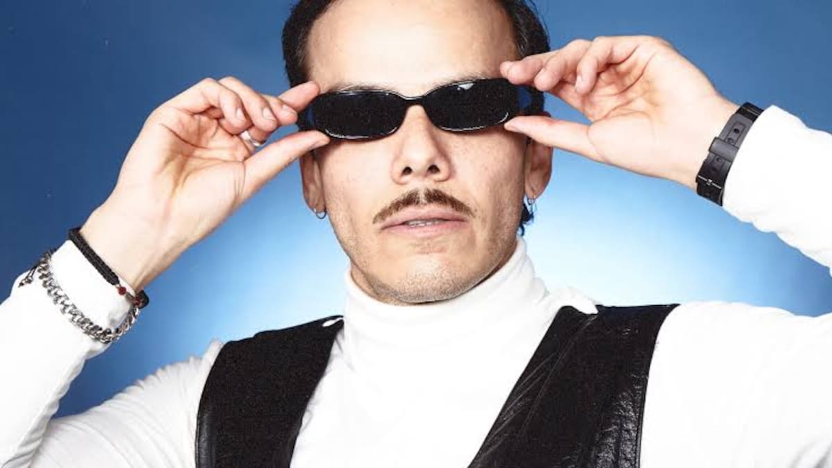 Simpson Ahuevo, rapero originario de Hermosillo, Sonora, destaca por su estilo único que fusiona hip-hop con elementos del norte de México.