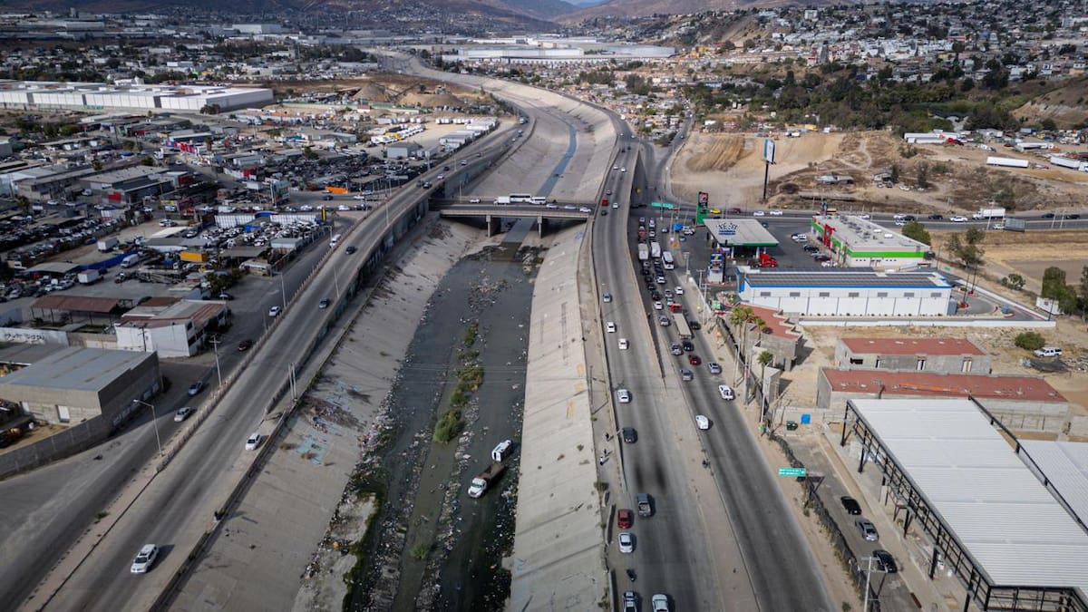 Un conductor resultó lesionado luego de que la camioneta que manejaba cayera a la canalización de la Vía Rápida Alamar, a la altura del puente del Murúa, provocando movilización de cuerpos de emergencia y afectaciones viales. Foto: Border Zoom