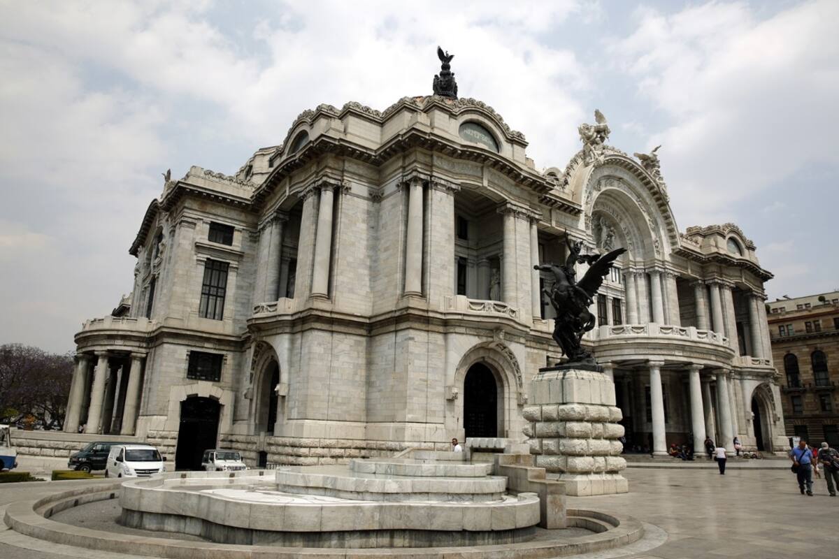 Bellas Artes permite homenaje a líder religioso