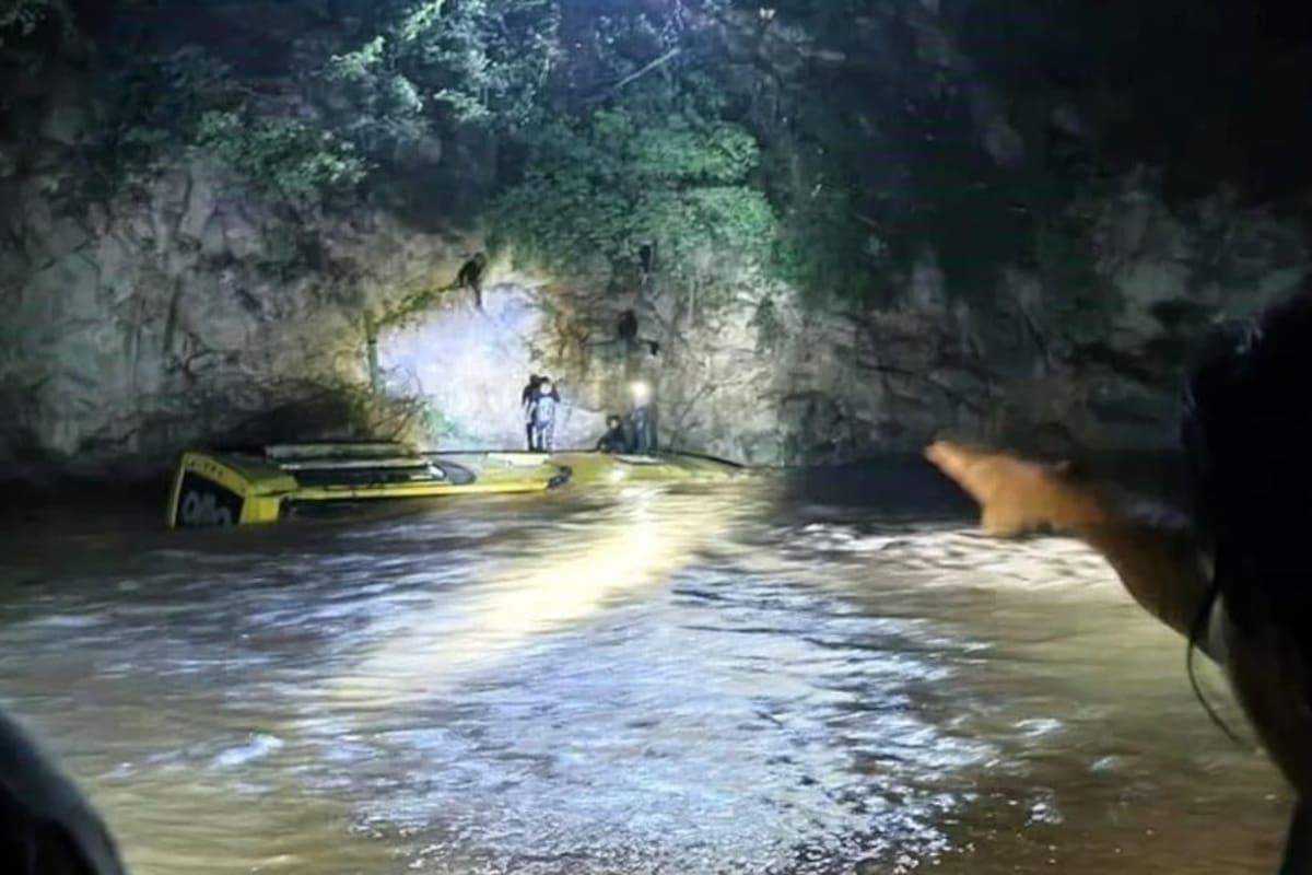 Autobús de pasajeros cae a un río en Alpoyeca, Guerrero; reportan ocho muertos y 16 heridos