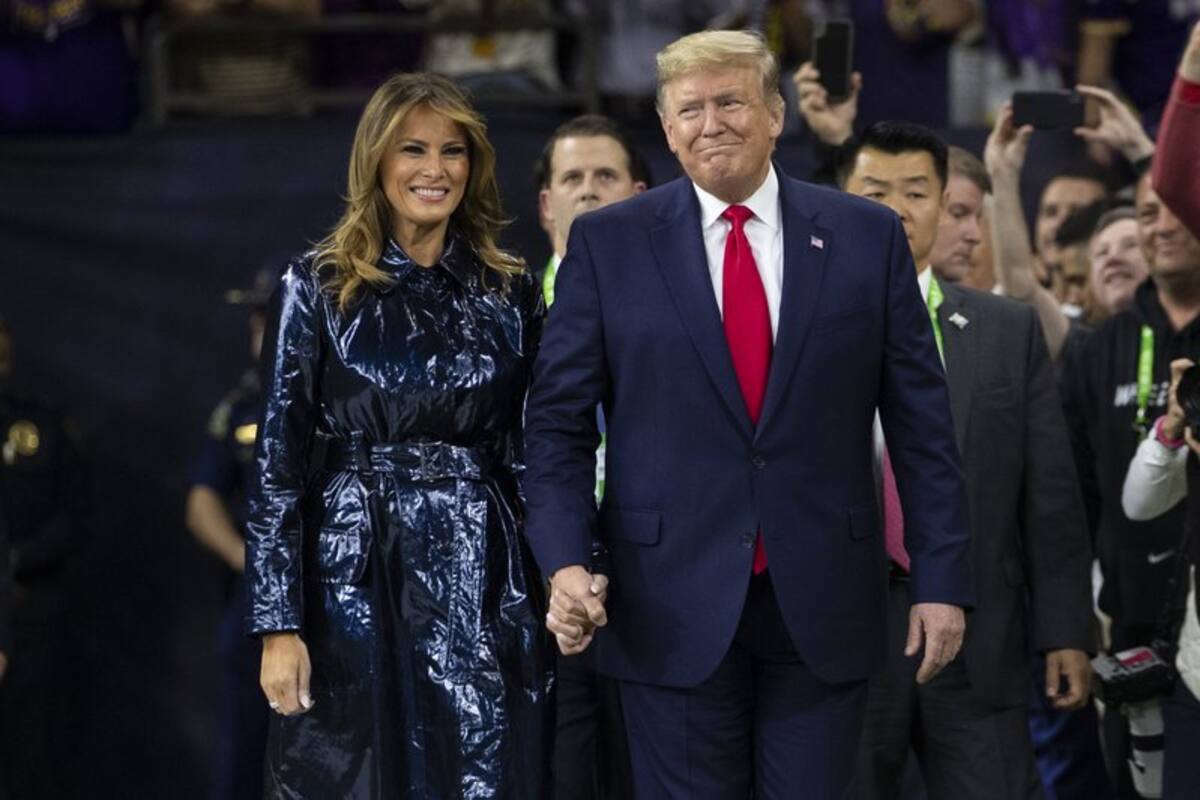 Donald Trump, ovacionado por la multitud en final de fútbol americano colegial