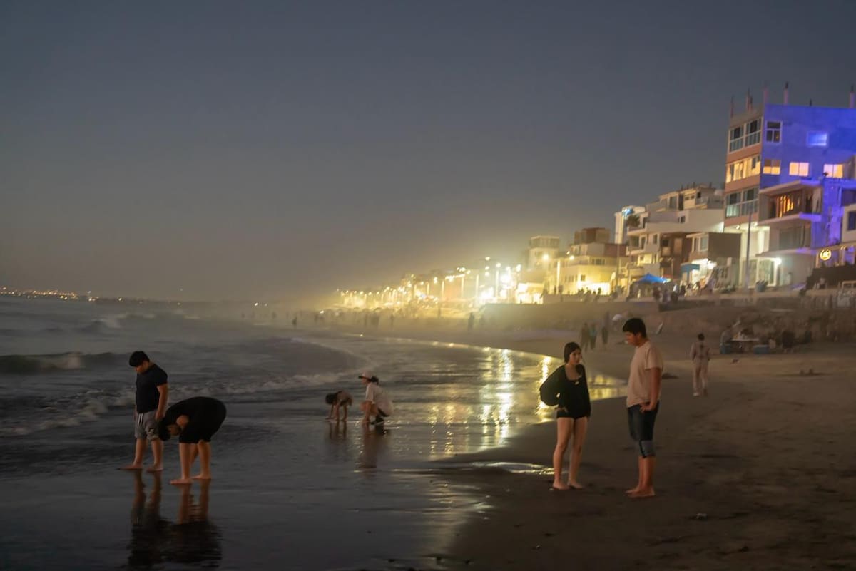 La temperatura alcanzó los 30 grados centígrados este sábado, lo que motivó a decenas de familias a despedir el mes frente al mar en una tarde teñida de tonos anaranjados y dorados. Foto: Border Zoom