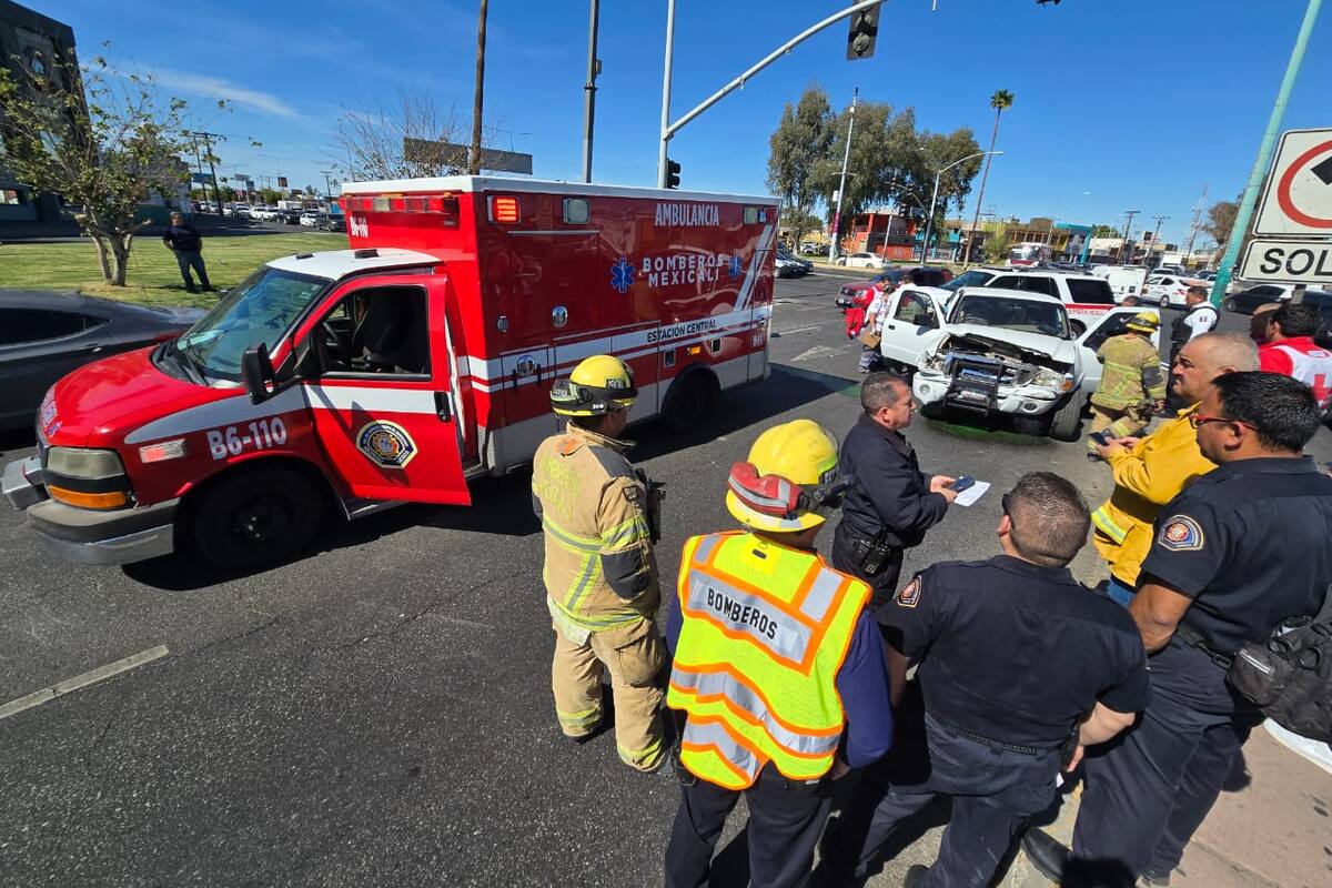 Choca ambulancia con pickup en bulevar Anáhuac