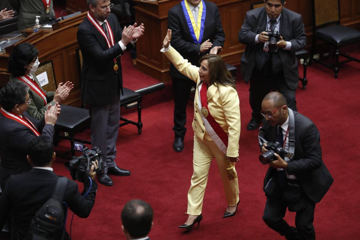 Dina Boluarte jura como la primera presidenta de Perú tras la destitución de Pedro Castillo