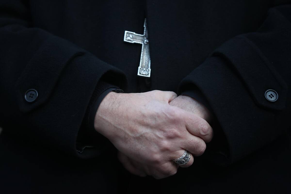 Pastor de origen hispano enfrenta 50 cargos de abuso sexual a menores
