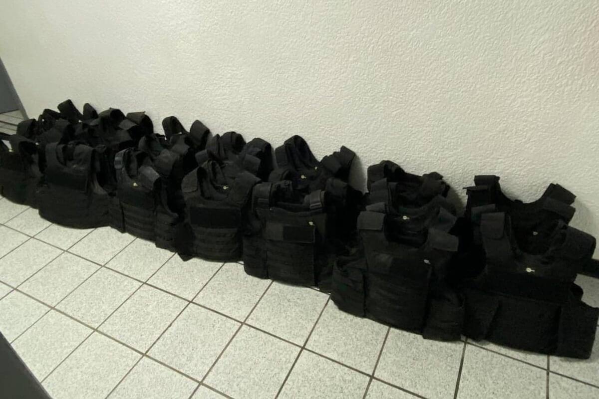 FGR obtiene prisión preventiva contra dos personas por portación de armas de fuego y chalecos