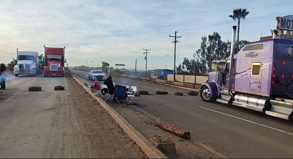 Transpeninsular por protestas contra alcaldesa afectan principalmente al transporte de carga pesada en San Quintín. Foto: Cortesía