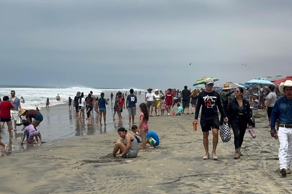 Más de 5 mil personas abarrotan las playas de Rosarito para escapar del intenso calor