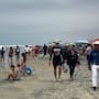 Más de 5 mil personas abarrotan las playas de Rosarito para escapar del intenso calor