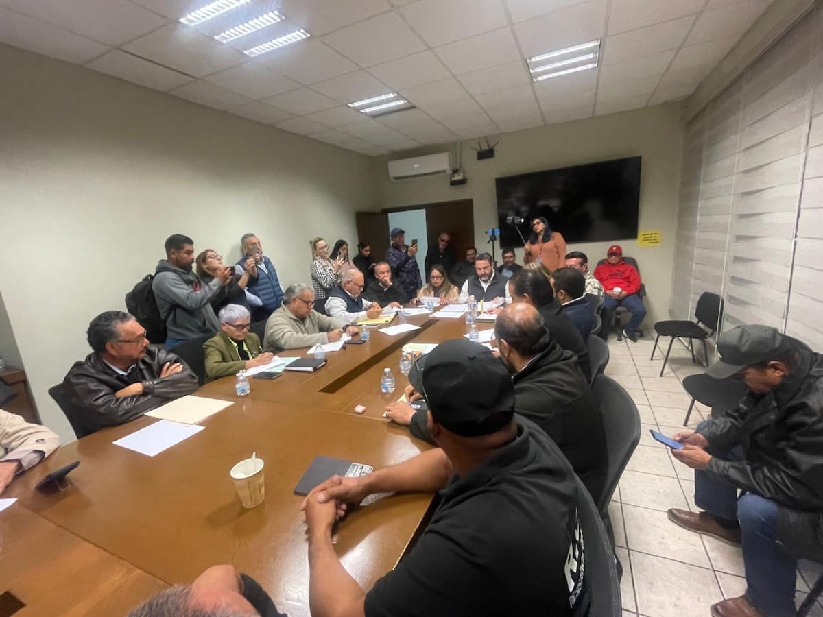 Ciudadanos y representantes de organismos empresariales y civiles sostuvieron una reunión a la cual acudieron ocho de los diez regidores para escuchar las quejas y planteamientos. Foto: Carmen Gutierrez