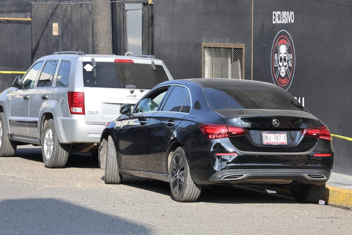 La mujer se encontraba a bordo de un vehículo Mercedes Benz negro.