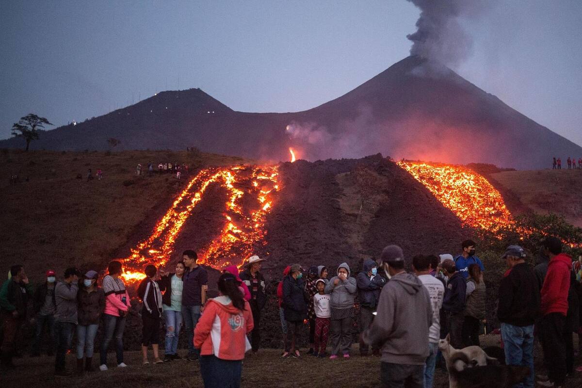 Lava de volcán Pacaya recorre más de mil metros en Guatemala