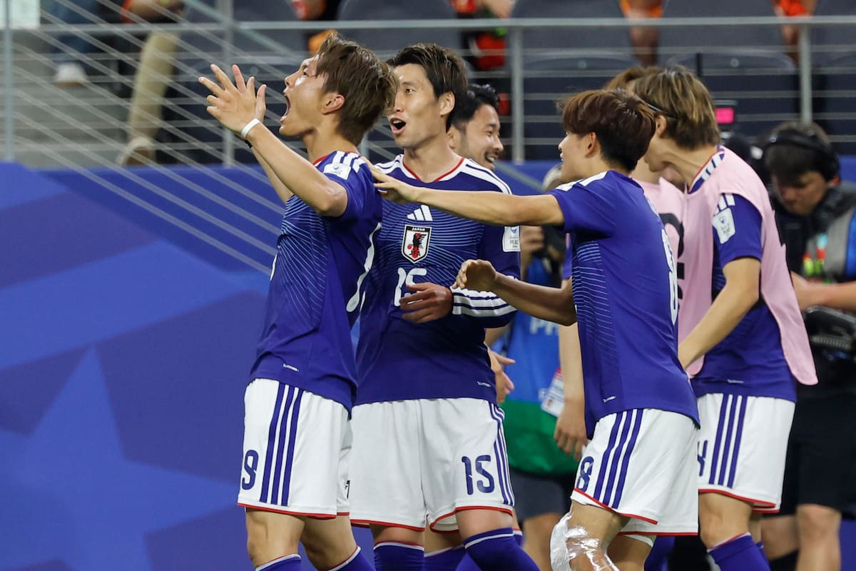 Jugadores de Japón celebran este domingo con sus hinchas el empate 2-2 en Arlington con Países Bajos en el debut de ambas selecciones en el Mundial. | Crédito: EFE/ Sebastián Mariscal