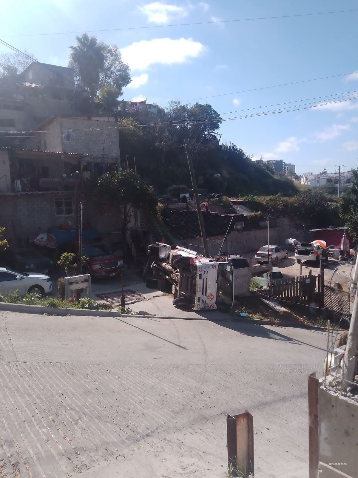 La volcadura de una pipa cargada con gas movilizó a bomberos la tarde de este martes en la colonia Jardines de Aguacaliente, donde dos personas resultaron lesionadas, informó la Secretaría de Seguridad y Protección Ciudadana Municipal. Foto: Michelle Castillo