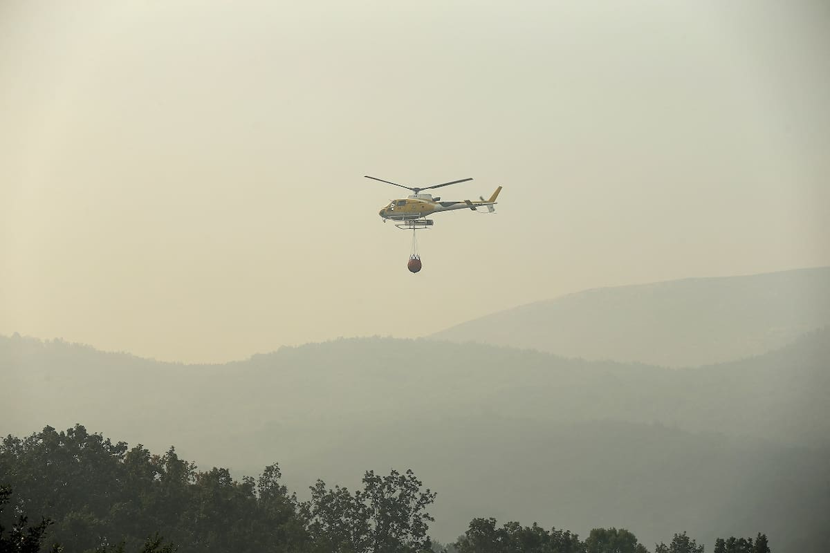 Un helicóptero trabaja para contener un fuego en la reserva natural Garganta de los Infiernos durante una segunda ola de calor en Jerte, España, 17 de julio 2022. REUTERS/Isabel Infantes