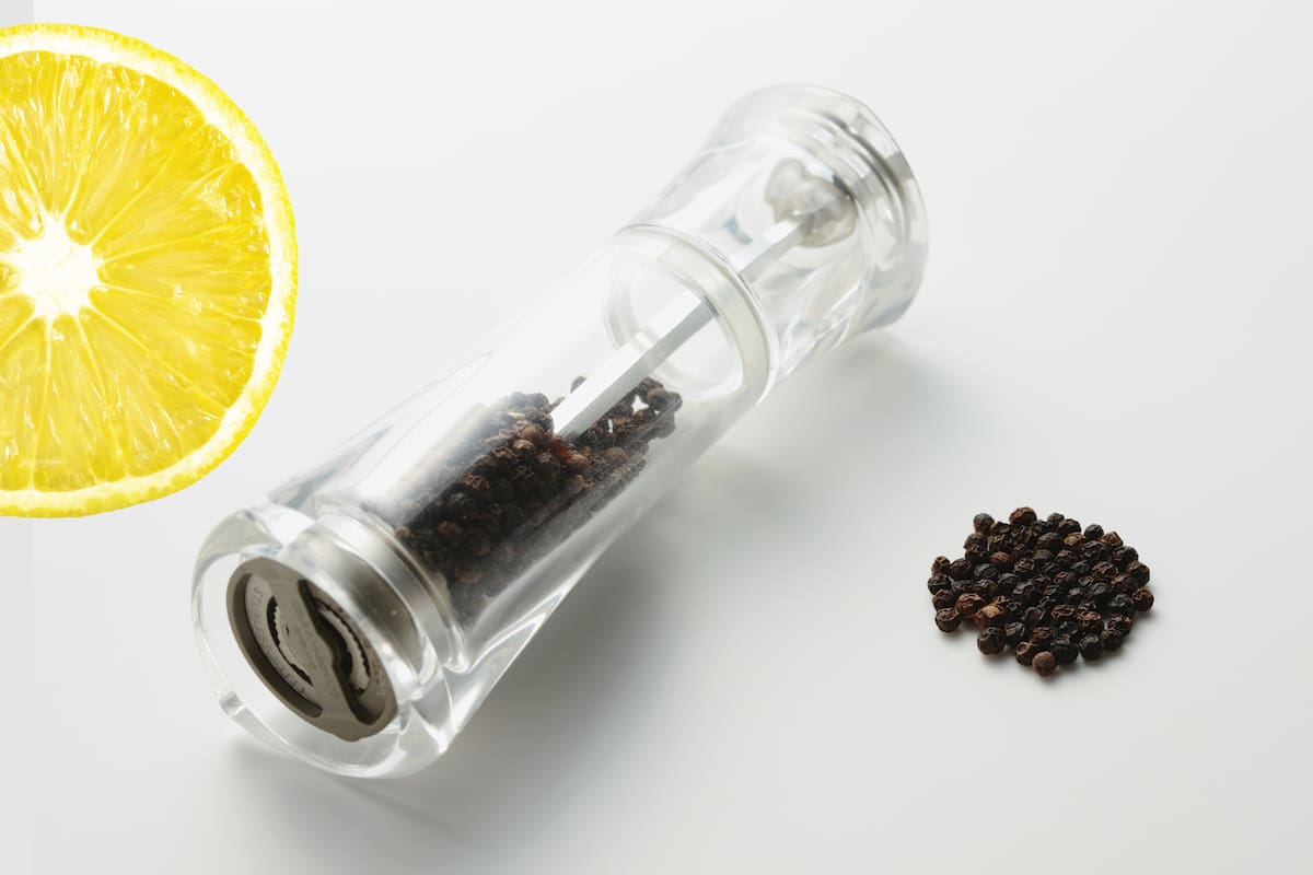 ¿Para qué sirve poner medio limón con pimienta en el inodoro? Lo que debes saber sobre este truco casero