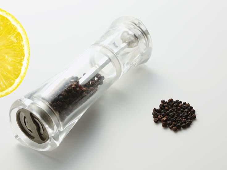 ¿Para qué sirve poner medio limón con pimienta en el inodoro? Lo que debes saber sobre este truco casero