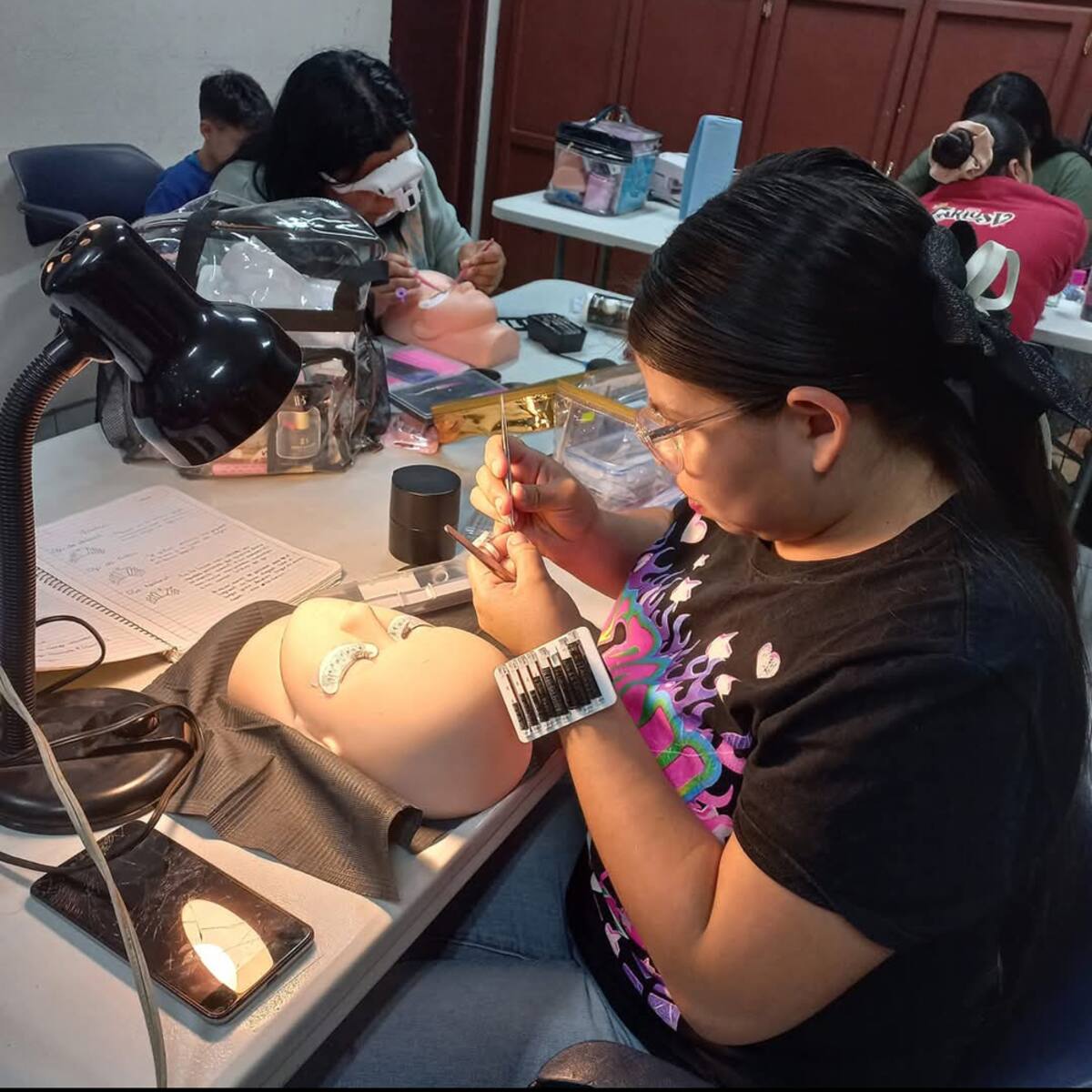 Los estudiantes y egresados se apoyan para promocionar sus servicios en redes sociales.