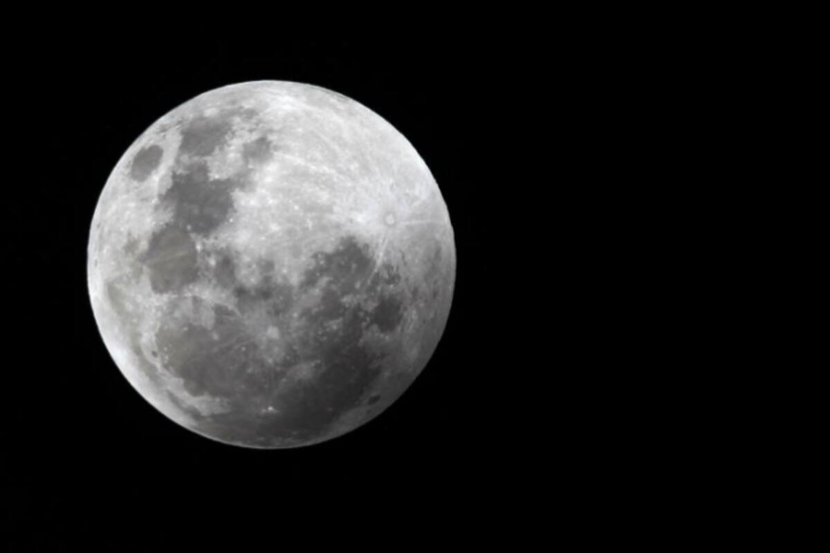 Luna tiene arrugas y se está haciendo pequeña