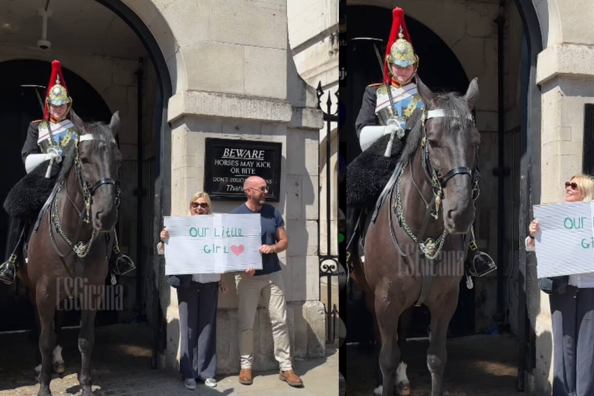 “Ella es nuestra niñita”: padres orgullosos posan con un cartel junto a su hija, quien ahora es guardia del rey en Inglaterra