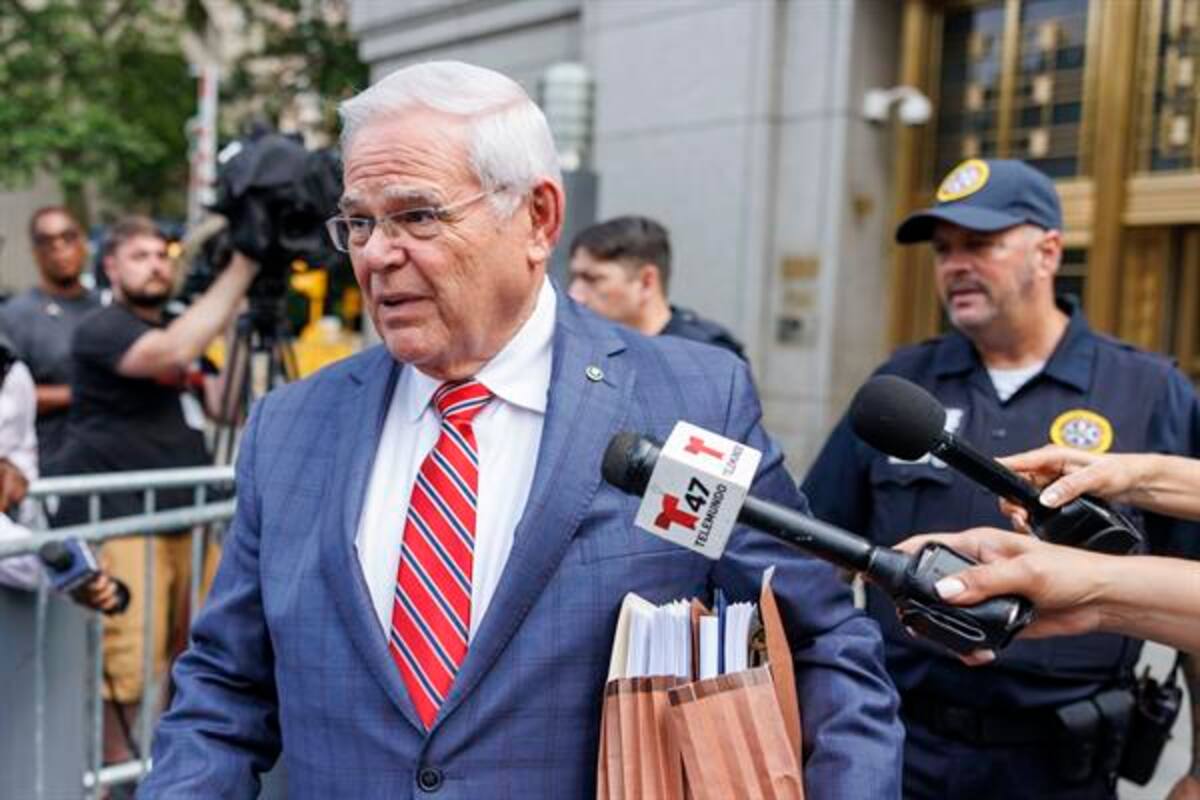 Bob Menendez, ex senador de EU, es sentenciado a 11 años de prisión por aceptar lingotes de oro como sobornos; acusó a AMLO de perseguir opositores