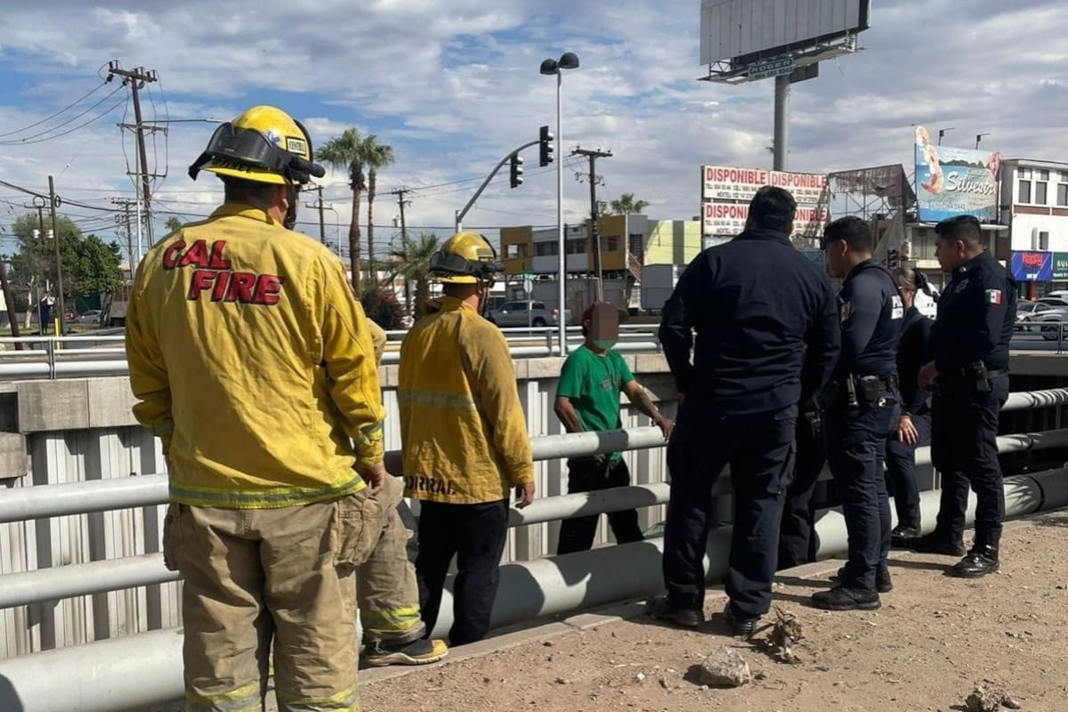 Bomberos y Policía rescatan a persona  en situación de riesgo paso a desnivel