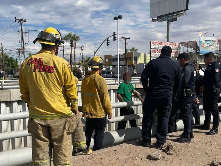 Bomberos y Policía rescatan a persona  en situación de riesgo paso a desnivel