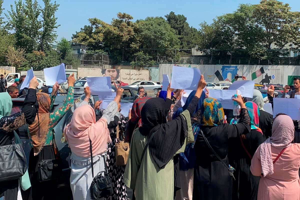 ¿Por qué el talibán está obligando a mujeres a casarse con hombres de los que se habían divorciado?