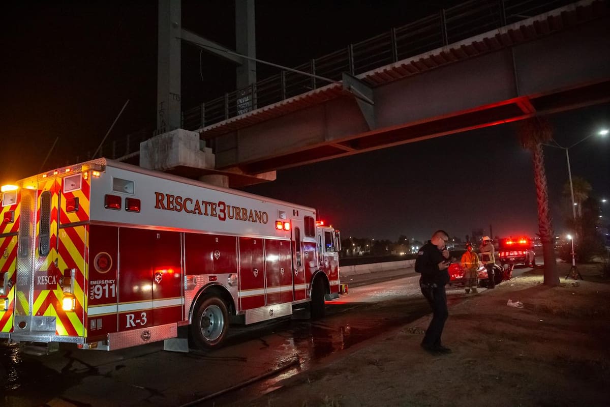 Volcadura deja hombre atrapado en su coche