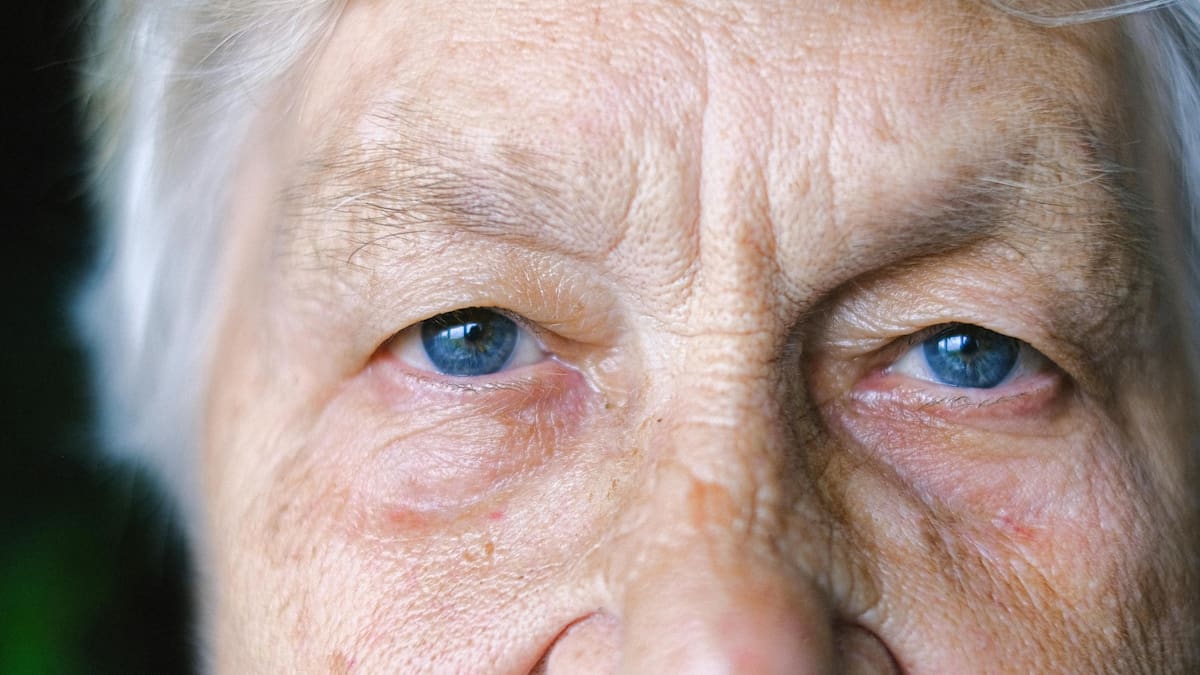 Sinclair no afirma que exista hoy una cura para envejecer, pero sí que los mecanismos que aceleran o retrasan la edad biológica pueden manipularse.