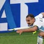 Expulsan a delantero de Israel por celebrar un gol simulando que disparaba un arma con el banderín de tiro de esquina